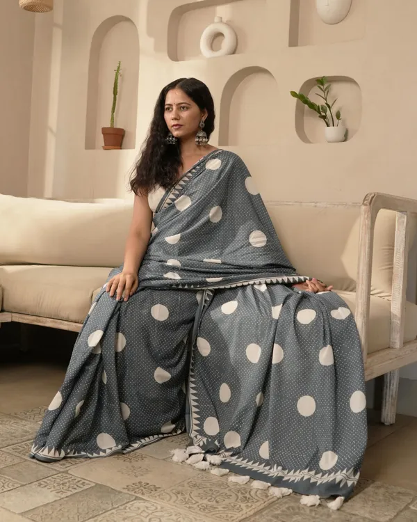 Grey_Cotton_Polka_Dot_Printed_Mul_Saree_With_Tassels_For_Women